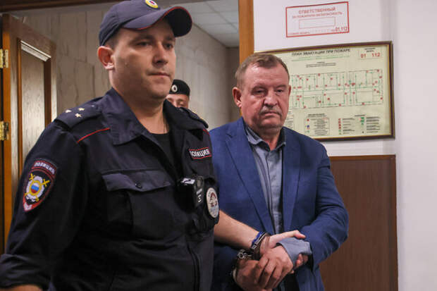 Дорогие машины, туалет за 800 тысяч и банкеты: за что судят верхушку МВД Петербурга