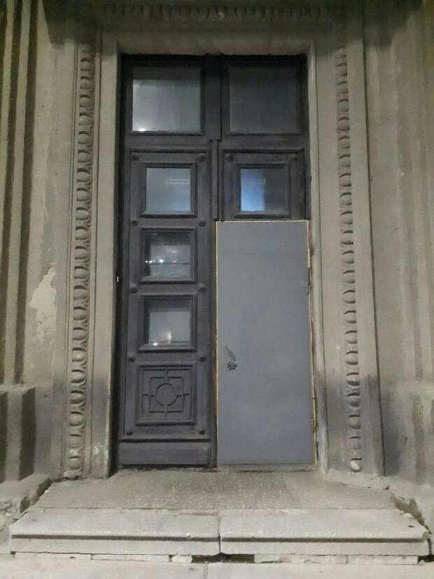 дверь, нелепость