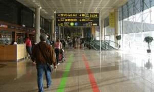 Аэропорт Барселоны. Аэропорт Барселоны черепахи. Аэропорт Эль-ПРАТ бюро находок. Аэропорт Эль-ПРАТ камеры хранения.