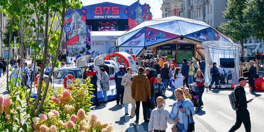 На Тверской улице ко Дню города установили 36 посвященных Донбассу арт-объектов. Фото: Ю. Иванко mos.ru. Пресс-служба мэра и Правительства Москвы