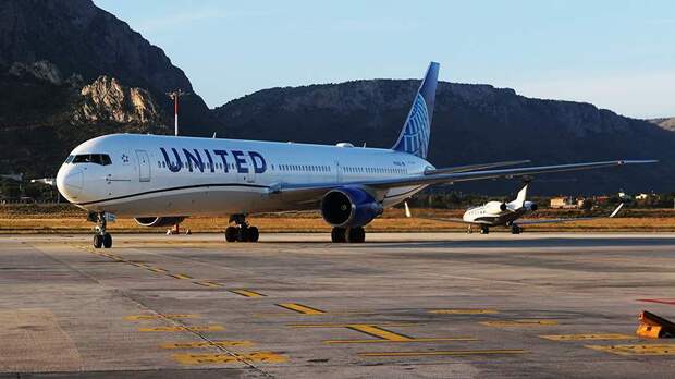 Пять человек пострадали при аварийной посадке самолета United Airlines в Японии