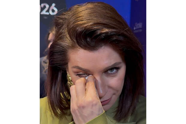 Оставшаяся без работы актриса Волкова прилюдно расплакалась на красной дорожке