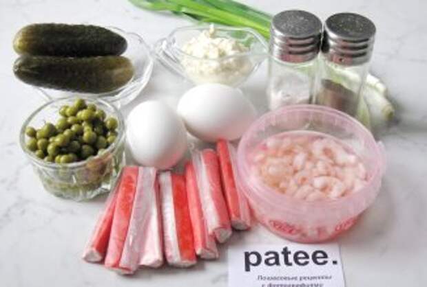 Салат  с креветками и солёными огурцами - приготовление