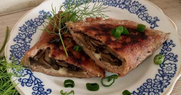 Котлеты уже надоели, а чебуреки лень лепить: тогда попробуйте этот рецепт с грибами и плавленым сыром