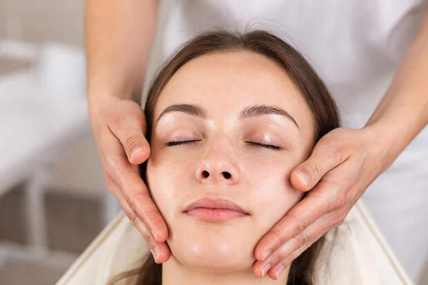 Массаж лица роллером и гуаша весной: лимфодренаж против отеков и тусклости