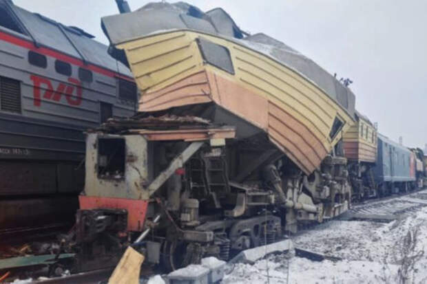 В Хабаровском крае локомотив грузового поезда врезался в машину для ж/д работ