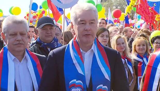 100 тысяч человек прошли по Красной площади на Первомай 100 тысяч человек прошли по Красной площади на Первомай