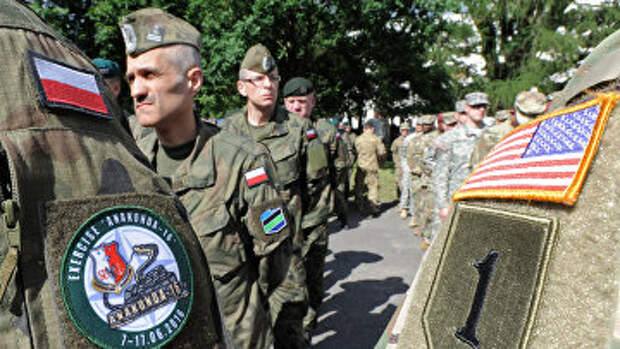 Солдаты польской армии и армии США на церемонии открытия военных учений Анаконда-16 в Польше