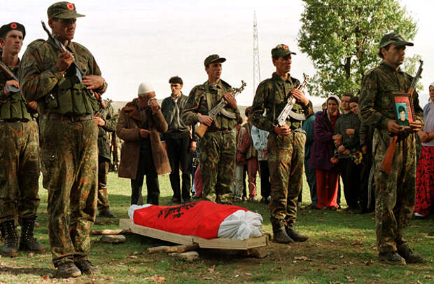 Похороны солдата Армии освобождения Косова, 28 октября 1998 года. Фото: Joel Robine / AFP / East News