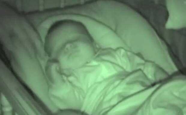 Папа подошел укрыть спящего младенца, но когда он увидел ЭТО, то не смог сдержать смех!