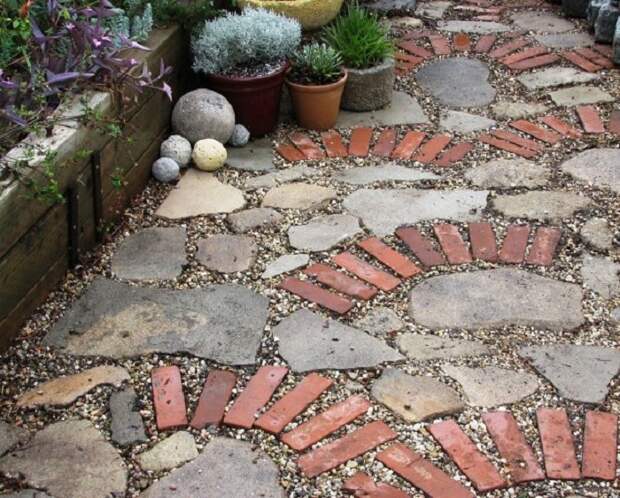 Креативная садовая дорожка, в которой идеально сочетаются натуральный камень и красный кирпич.