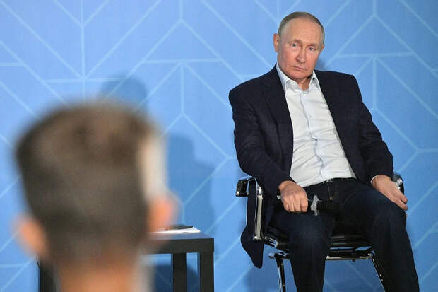 В понедельник Владимир Путин прилетел на Камчатку, чтобы проинспектировать регион и встретиться с молодыми экологами.