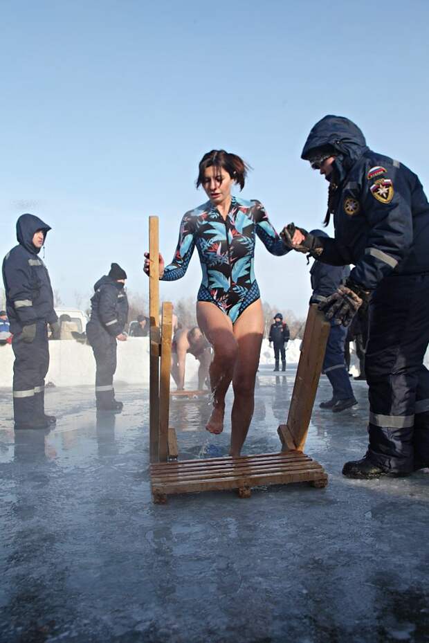 Крещенские купания в Иркутске. Фоторепортаж 22 Крещенские купания в Иркутске. Фоторепортаж