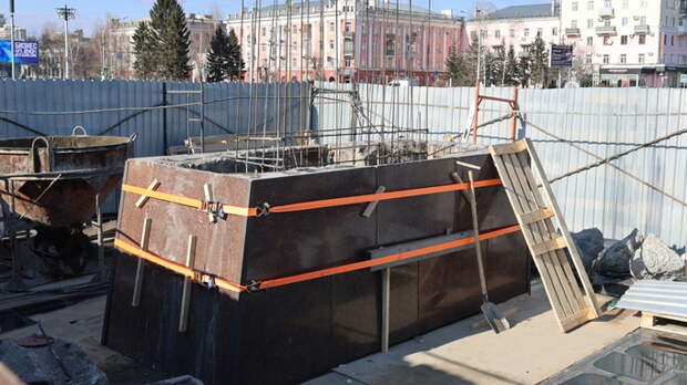 "Правильной дорогой идете, товарищи". В Барнауле продолжается ремонт памятника Ленину