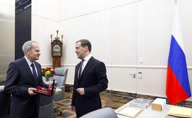 На фото: заместитель председателя Совета безопасности РФ Дмитрий Медведев (справа и председатель Конституционного суда РФ Валерий Зорькин (слева)