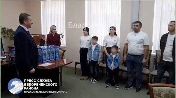 Счастливый Мустафа готовит плов: в Краснодарском крае трём семьям «новых россиян» вручили сертификаты на покупку жилья