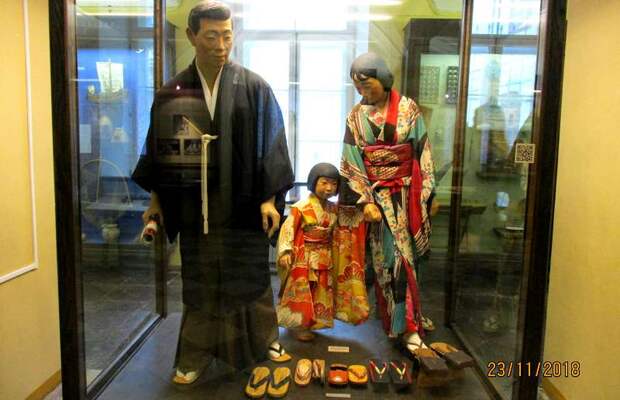 Традиционная японская семья в национальной одежде