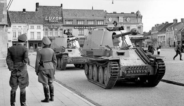 Взвод САУ Marder III Ausf. M 19-го батальона истребителей танков в составе 19-й авиа-полевой дивизии в ходе учений на рыночной площади в Экло. Крайний слева — командир батальона истребителей танков гауптман Гельмут Шмидт Великая Отечественная Война, СССР, военная техника, германия