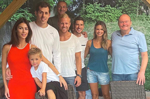 "Хоккейная мафия": Анна Кастерова поделилась семейным снимком с одноклубниками Евгения Малкина