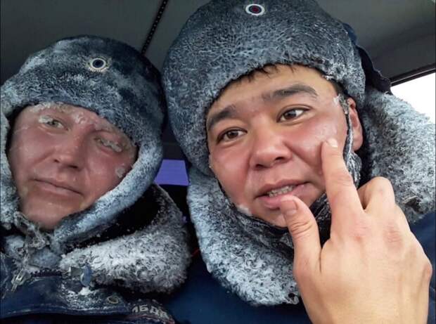 В Оренбургской области сотрудник ДПС в метель помогал водителям находить дорогу