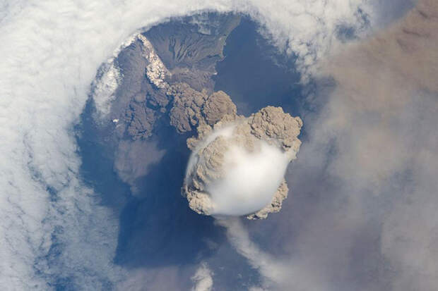 Извержение вулкана Сарычев, снимок из Космоса