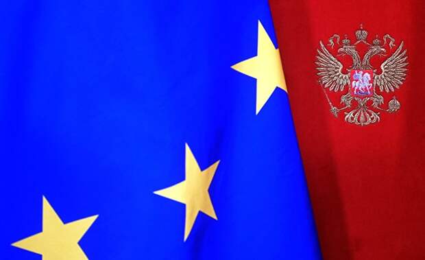 Флаг Евросоюза на фоне стены с гербом РФ Флаг Евросоюза на фоне стены с гербом РФ