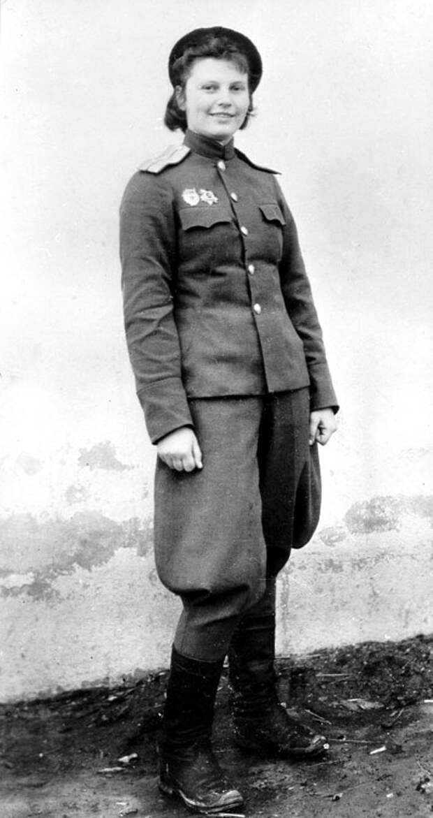 Людимила Попова, штурман ПЕ-2 Людимила Попова, штурман ПЕ-2