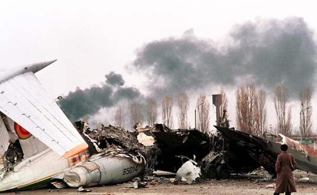 На фото: последствия авиационного налета в аэропорту Грозного,1994 год
