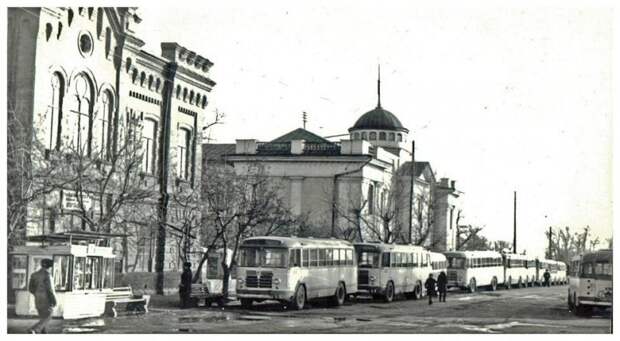 5. Город Минусинск и целая вереница из автобусов семейства ЗИЛ-158. В 1960-х годах эти «будильники» или «голубки», кому как больше нравится, были основными машинами на городских маршрутах в СССР. СССР, авто, автомобили, олдтаймер, ретро авто, ретро техника, ретро фото, советские автомобили