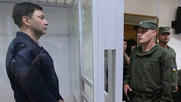 Руководитель портала РИА Новости Украина Кирилл Вышинский во время рассмотрения апелляции на арест в Херсонском зале суда. 29 мая 2018 Руководитель портала РИА Новости Украина Кирилл Вышинский во время рассмотрения апелляции на арест в Херсонском зале суда. 29 мая 2018