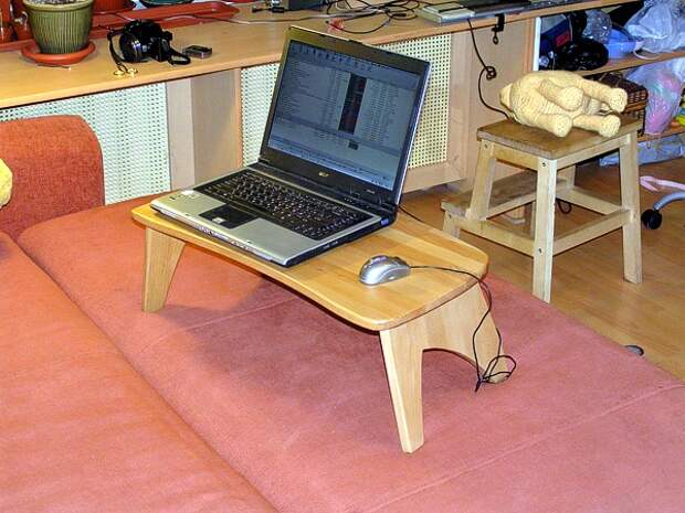 Компактный и удобный деревянный столик для ноутбука