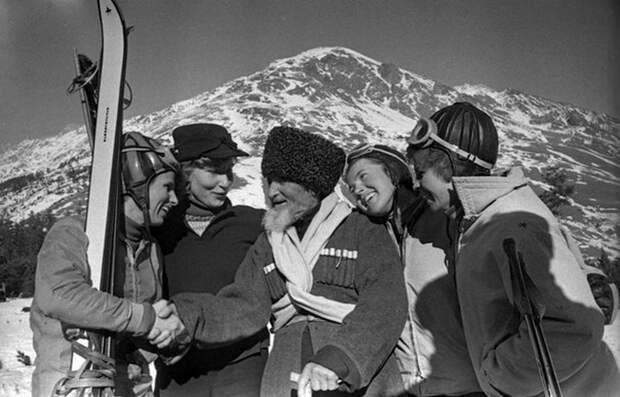 Чока Залиханов с альпинистами.