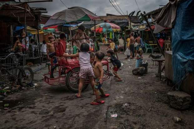 Вот так развлекаются дети на Филиппинах. Автор: James Whitlow Delano.