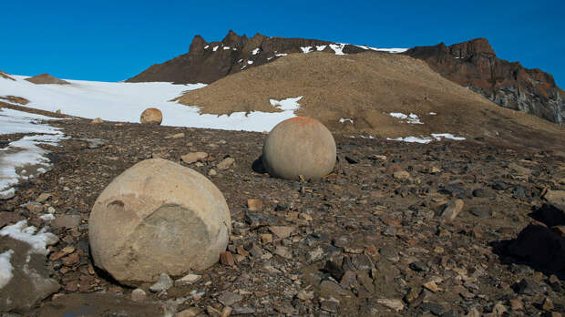 В России есть необитаемый остров Чамп с идеально круглыми камнями