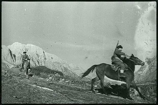 Партизаны ведут бой в горах. Северная Осетия, 1942. Великая Отечественная война, СССР, история