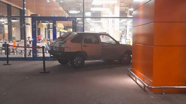 В подмосковной Балашихе подросток на автомобиле сбил ребенка и врезался в супермаркет