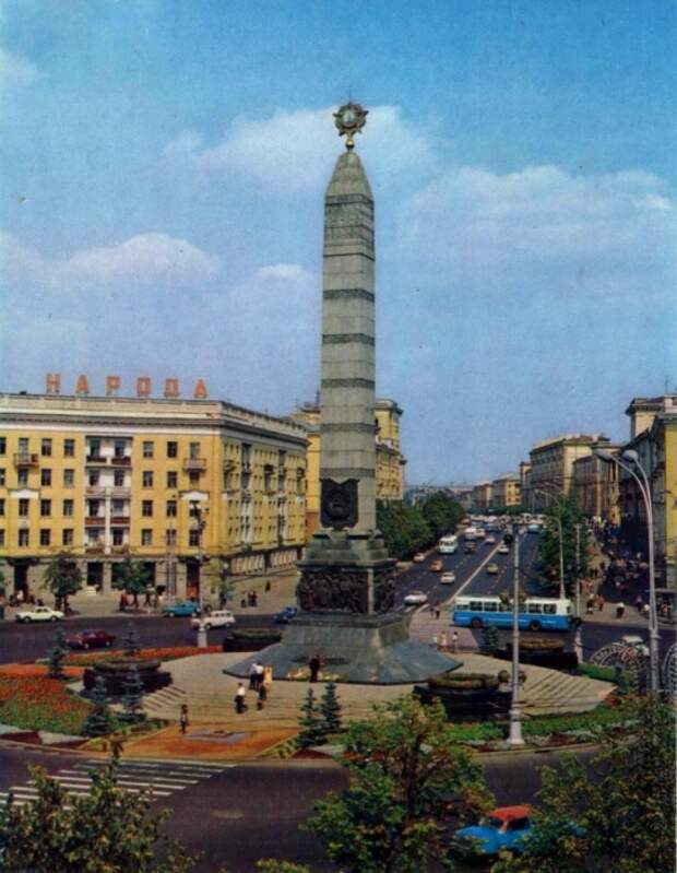 Одна из самых величественных и торжественных площадей столицы Беларуси.