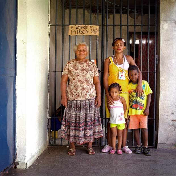 3. Дона Мария – бывшая заключенная. Она приходит в тюрьму к своей дочери, которая ждет вынесения приговора за кражу в магазине. Она воспитывает своих внуков 9-летнего Джуниора и 4-летнюю Викторию – и эту ответственность она считает слишком большой. (Luiz Santos)