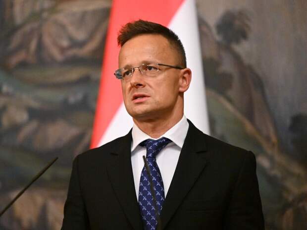 Сийярто посоветовал европейским политикам пристегнуть ремни. Орбан продолжит шаги в рамках миссии мира