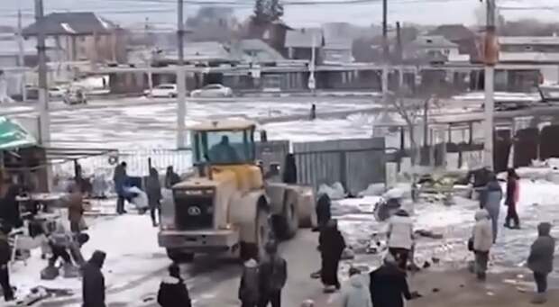 "Зачистил кишлак": в Новосибирске тракторист снёс нелегальный рынок мигрантов
