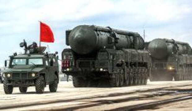 Транспортно-пусковая установка комплекса РС-24 "Ярс" и бронеавтомобиль "Тигр" на полигоне Алабино
