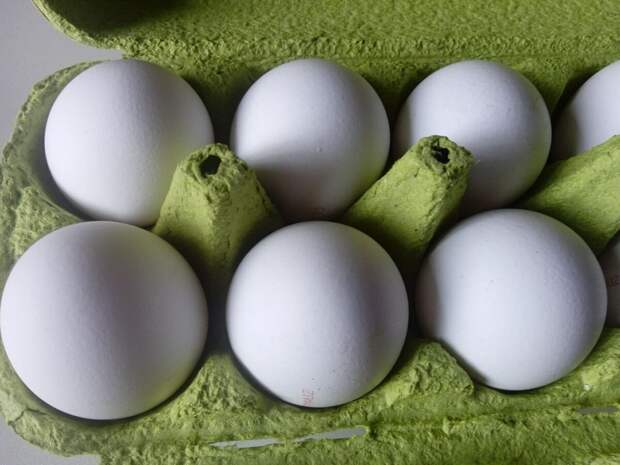 Не делайте большой запас яиц: и холодильник вам точно не понадобится, и получите немало плюсов от хранения продукта при комнатной температуре 