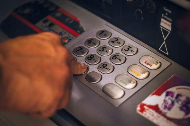 Пенсионерка потеряла деньги после использования банкомата