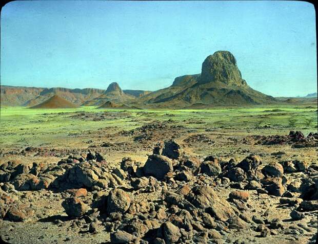 Коренные горные породы на северо-востоке Таманрассета. Коренные горные породы на северо-востоке Таманрассета.