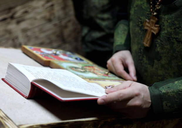 Священник Русской православной церкви передал икону Святого князя Александра Невского с частичкой мощей командующему группировкой войск «Север» генерал-полковнику Александру Лапину