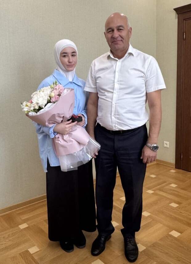 Глава города Адыгейска Азамат Хачмамук вручил ключи от новой однокомнатной квартиры Фаине Хуако