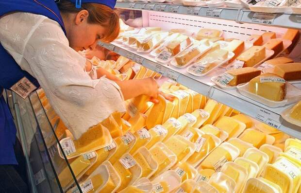 Сыр лежит в разных отделах супермаркета. / Фото: Tass.ru