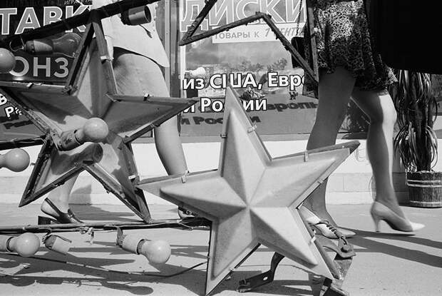 «Когда эту фотографию используют в книгах или на выставках, она рифмуется с уходом советской эпохи», — рассказывает Мухин. В тот же год на здании Исторического музея поднимутся двухметровые бронзовые орлы. Звезды, соседствовавшие с уличными фонарями, исчезают, и появляются новые символы — символы царской России. Петровка. 1997 год