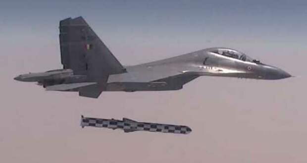 Запуск сверхзвуковой крылатой ракеты "Брамос" с индийского Су-30МКИ. Более 200 этих истребителей мсоставляют основу индийских ВВС. Недавно самолёт оказался в центре коррупционного скандала. Фото твиттер IAF