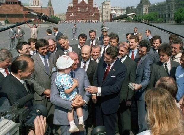 Москва. Генеральный секретарь ЦК КПСС Михаил Горбачев и президент США Рональд Рейган во время прогулки по Красной площади. Фото Юрия Лизунова и Александра Чумичева /Фотохроника ТАСС